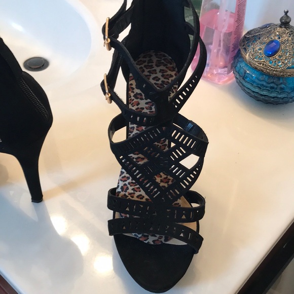 Heels - Picture 3 of 4